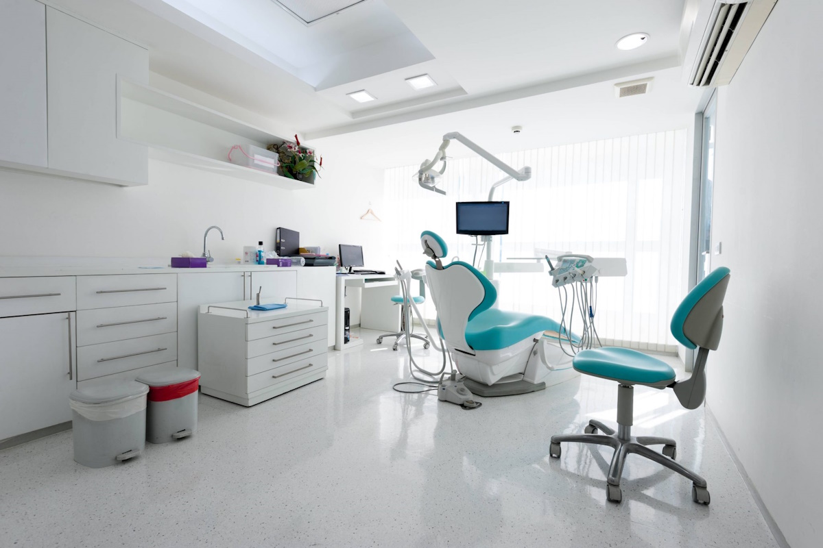 Sala de espera moderna en clínicas dentales Alcover