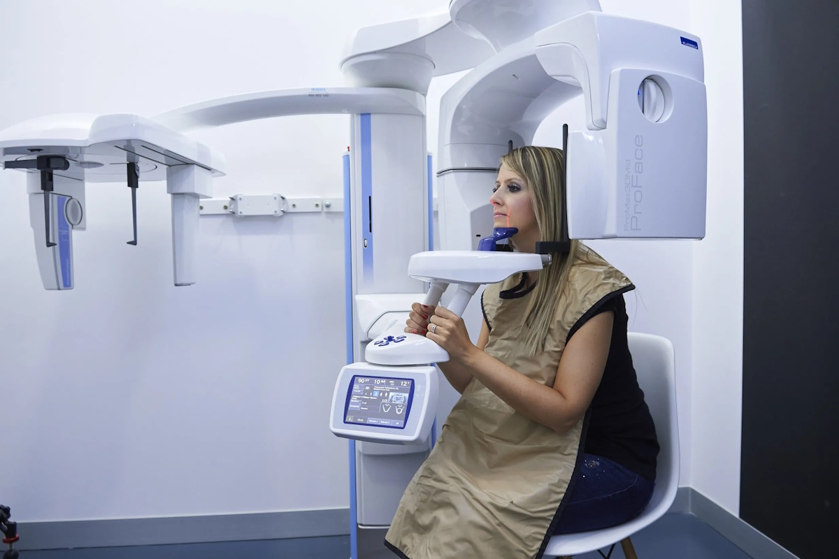 Equipo realizando TAC dental Valls para diagnóstico tridimensional