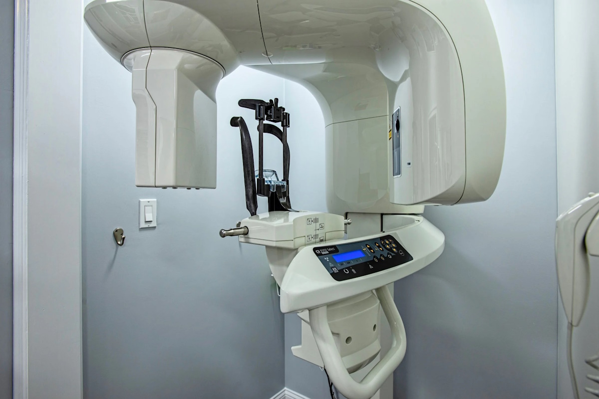 Paciente realizándose un TAC dental Valls en clínica especializada